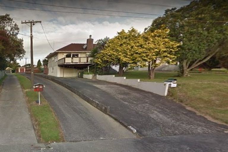 Photo of property in 10 Bishop Street, Green Bay, Auckland, 0604