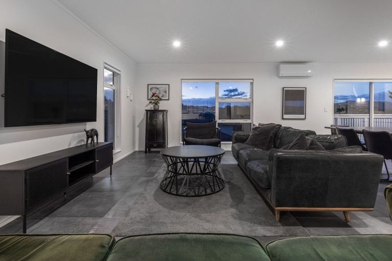 Photo of property in 11 Botany Lane, Whitby, Porirua, 5024