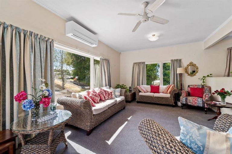 Photo of property in 27 Camelot Place, Glenfield, Auckland, 0629