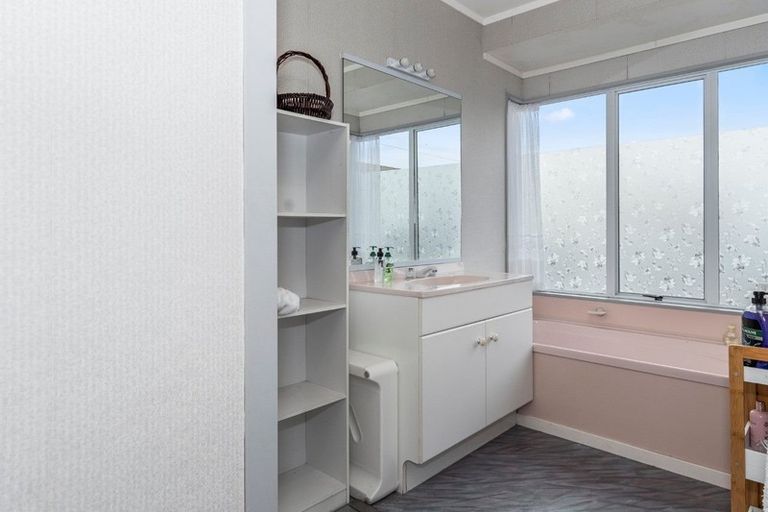 Photo of property in 28 Balmacewen Place, Mount Maunganui, 3116