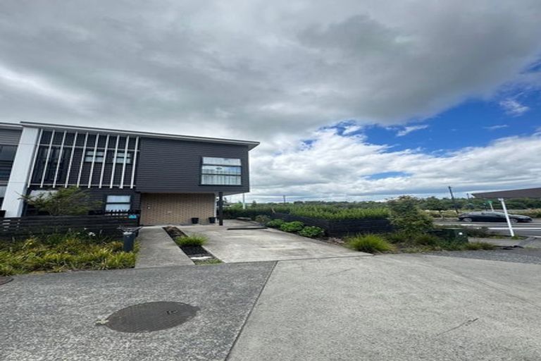 Photo of property in 16 Whiri Lane, Hobsonville, Auckland, 0616