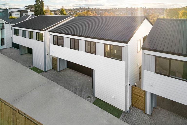 Photo of property in 8b Deuxberry Avenue, Northcote, Auckland, 0627