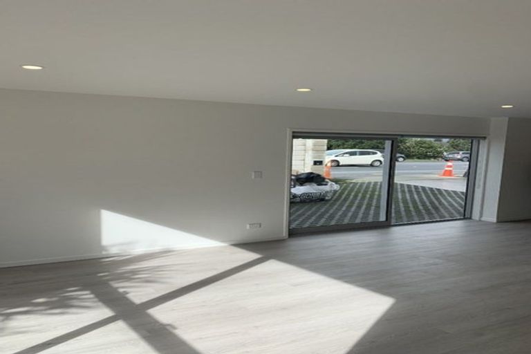 Photo of property in 1/492 East Coast Road, Windsor Park, Auckland, 0630