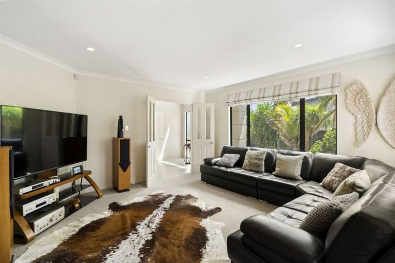 Photo of property in 8a Lupetti Rise, West Harbour, Auckland, 0618