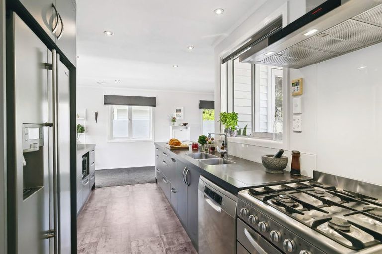 Photo of property in 9 Balmain Street, Newlands, Wellington, 6037