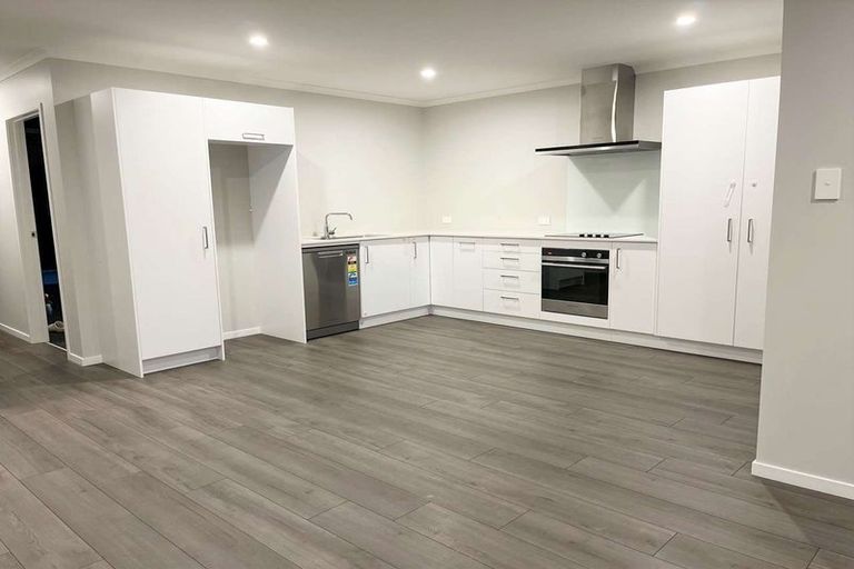 Photo of property in 72 Papatupu Way, Kumeu, 0810