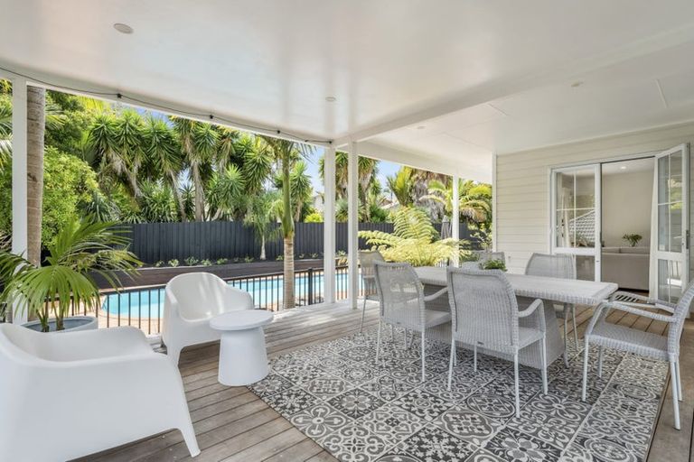 Photo of property in 27 Almond Grove, Greenhithe, Auckland, 0632