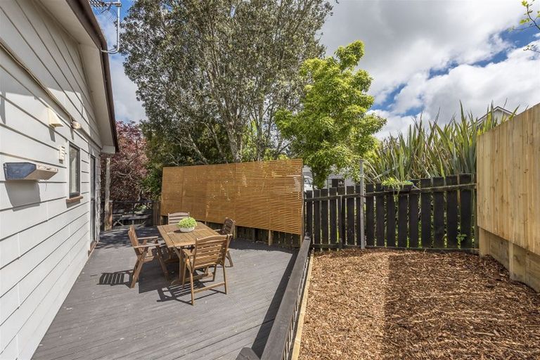 Photo of property in 23 Luckens Road, West Harbour, Auckland, 0618