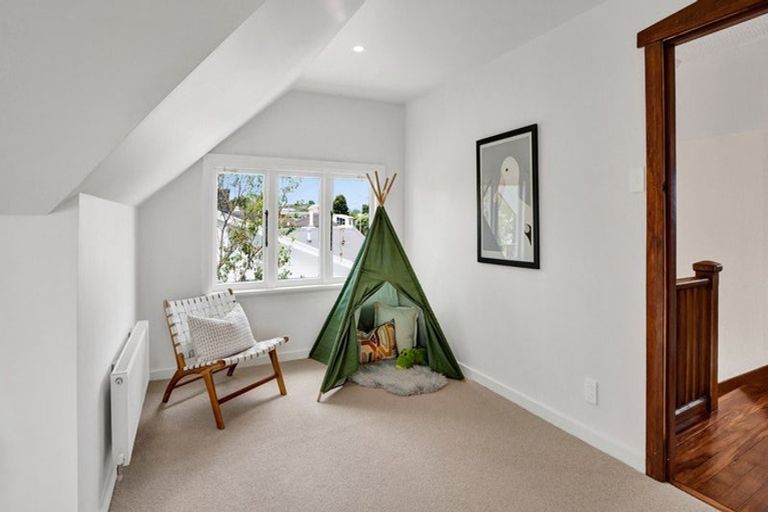 Photo of property in 10 Mangorei Road, Strandon, New Plymouth, 4312