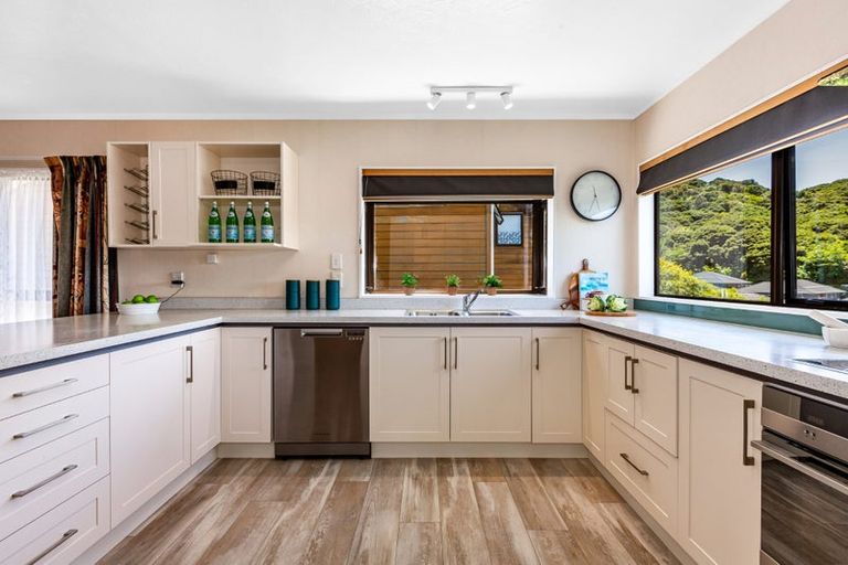 Photo of property in 17 Shackle Lane, Whitby, Porirua, 5024