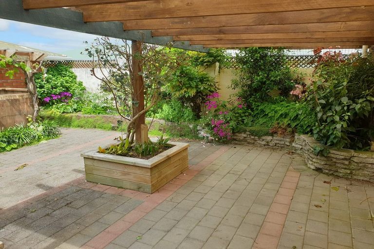 Photo of property in 2 Hood Place, Spotswood, New Plymouth, 4310