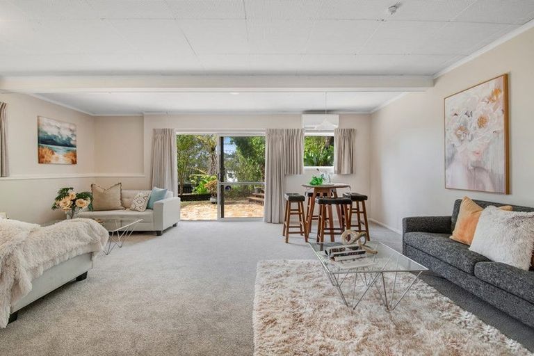 Photo of property in 1 Wanita Place, Totara Vale, Auckland, 0629
