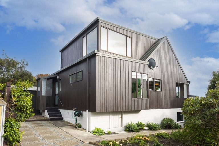 Photo of property in 1/17 Moncks Spur Road, Redcliffs, Christchurch, 8081