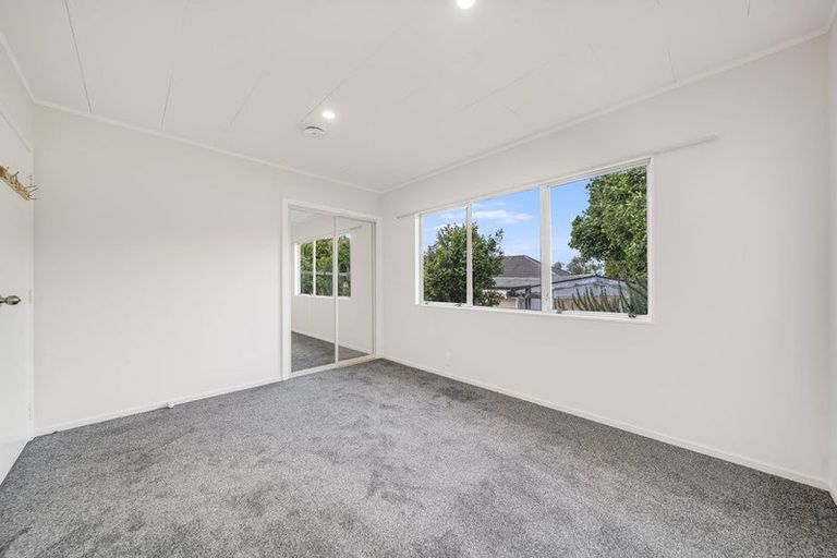 Photo of property in 2 Netherlands Avenue, Kelston, Auckland, 0602