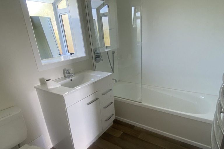 Photo of property in 98 Tirimoana Road, Te Atatu South, Auckland, 0602
