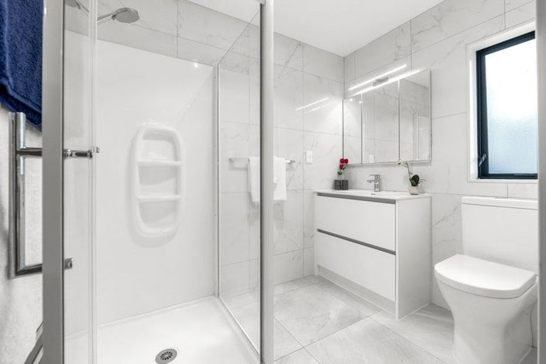 Photo of property in 16 Sherwood Grove, Northcross, Auckland, 0630