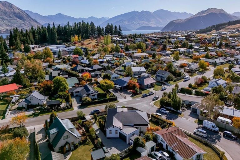 Photo of property in 8 Ragan Lane, Wanaka, 9305