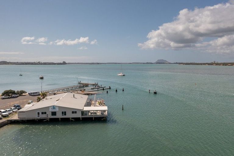 Photo of property in 21 Omokoroa Road, Omokoroa, 3114
