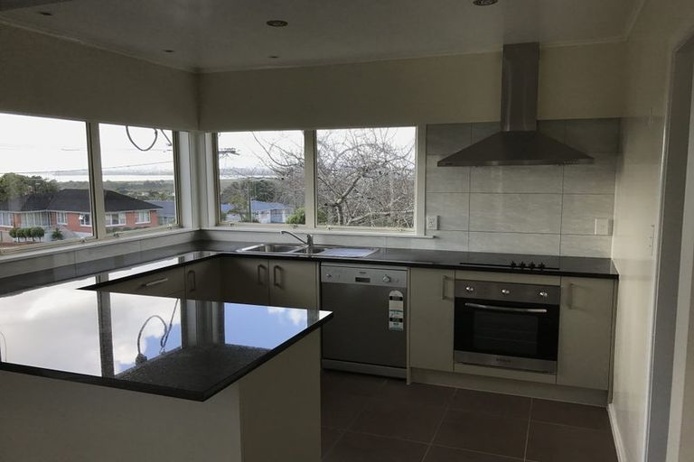 Photo of property in 7 Lyndhurst Road, Te Atatu South, Auckland, 0610