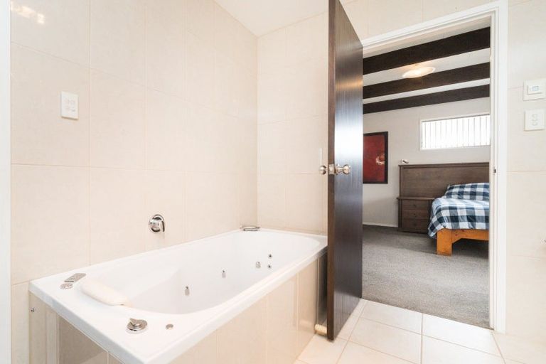 Photo of property in 16 Akaroa Avenue, Awapuni, Palmerston North, 4412