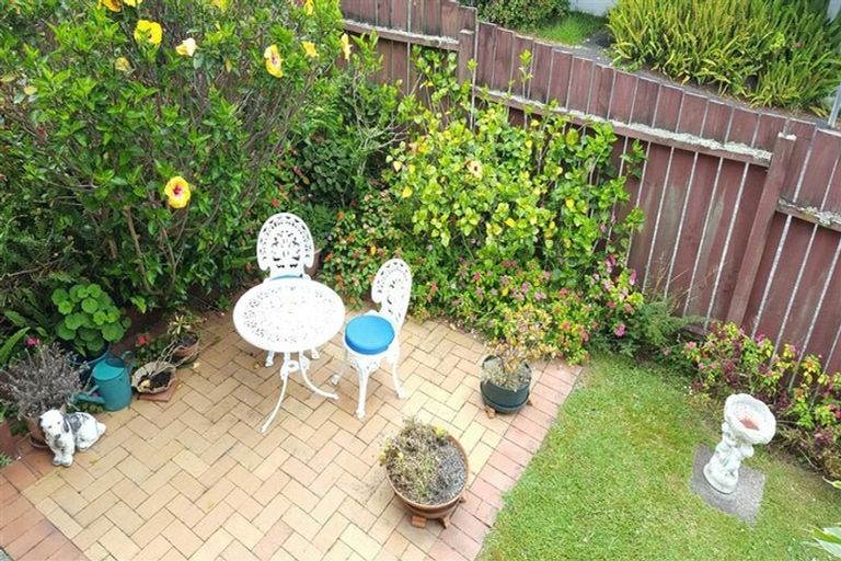 Photo of property in 2/84 Pupuke Road, Hillcrest, Auckland, 0627