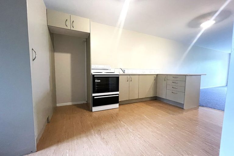 Photo of property in 6/242 Great North Road, Henderson, Auckland, 0612