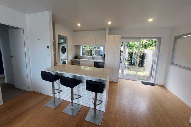 Photo of property in 1/5a Pullum Street, Birkenhead, Auckland, 0626