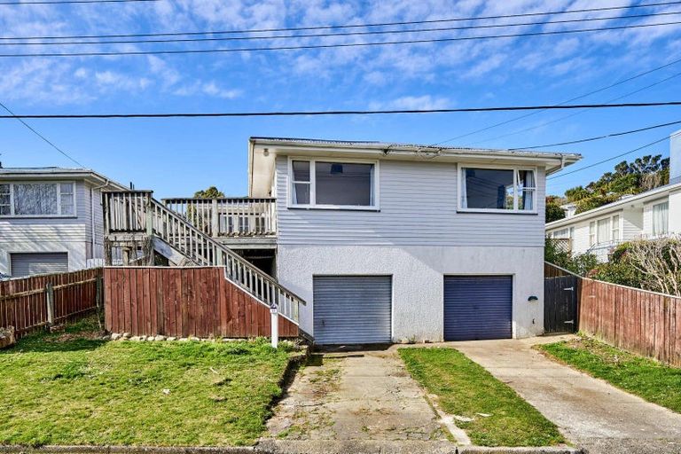 Photo of property in 22 Longcroft Terrace, Newlands, Wellington, 6037