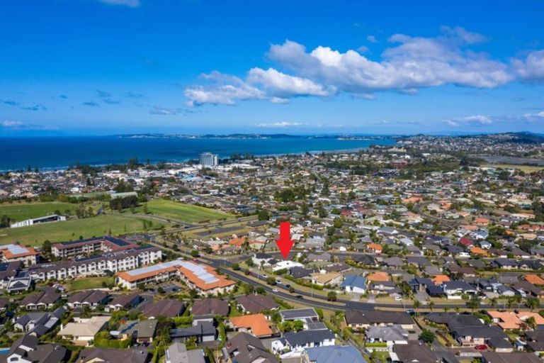 Photo of property in 17 Grand Drive, Orewa, 0931
