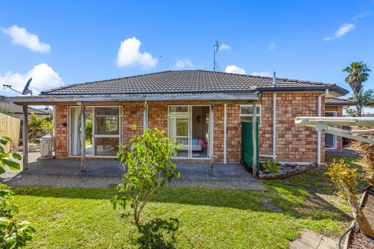 Photo of property in 11 Francis Skinner Place, Orewa, 0931