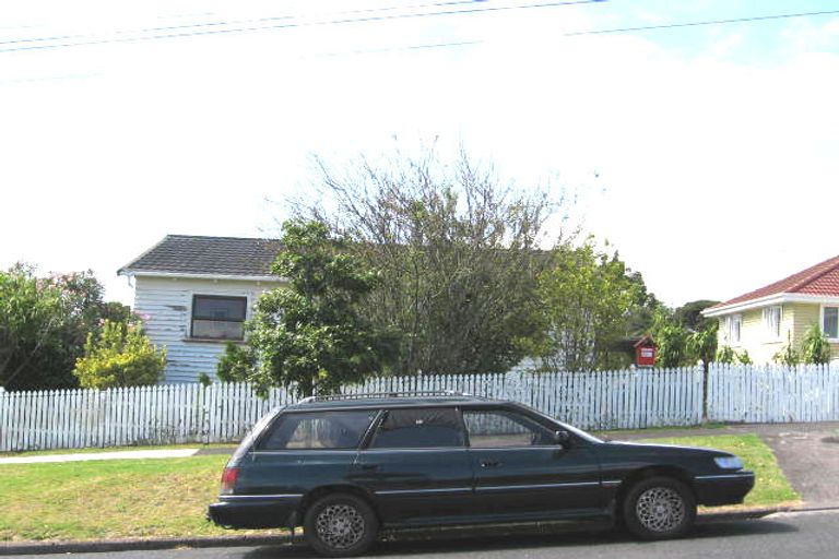 Photo of property in 2/16 Arahoe Road, New Lynn, Auckland, 0600