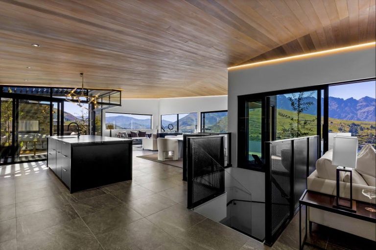 Photo of property in 1a Olivers Place, Queenstown, 9300