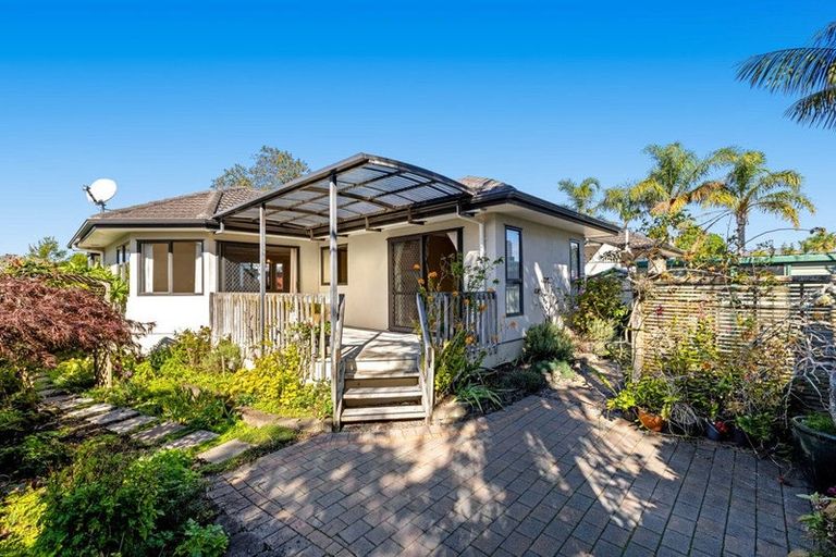 Photo of property in 43 Riverstone Road, Te Atatu Peninsula, Auckland, 0610