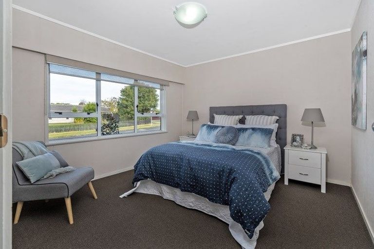 Photo of property in 2a Kurnell Drive, Botany Downs, Auckland, 2010