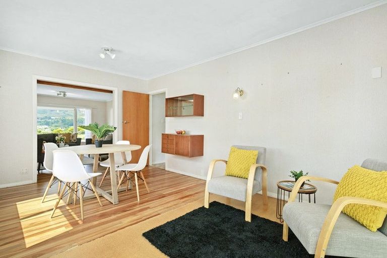 Photo of property in 17 Lane Crescent, Tawa, Wellington, 5028