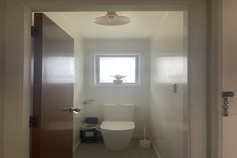 Photo of property in 77 Memorial Avenue, Ilam, Christchurch, 8053