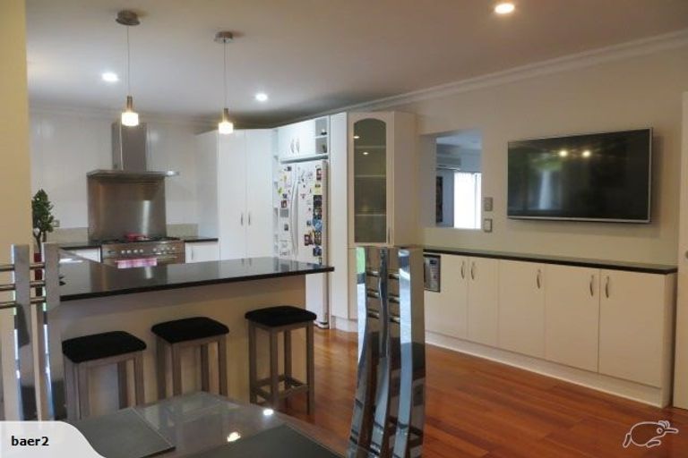 Photo of property in 96 Grovenor Drive, Orewa, 0931