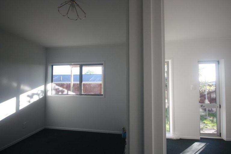 Photo of property in 3/104 East Coast Road, Forrest Hill, Auckland, 0620