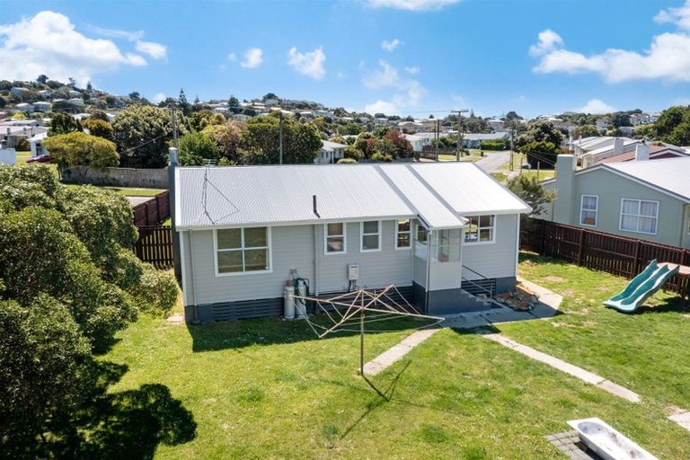 Photo of property in 31 Whanga Crescent, Titahi Bay, Porirua, 5022