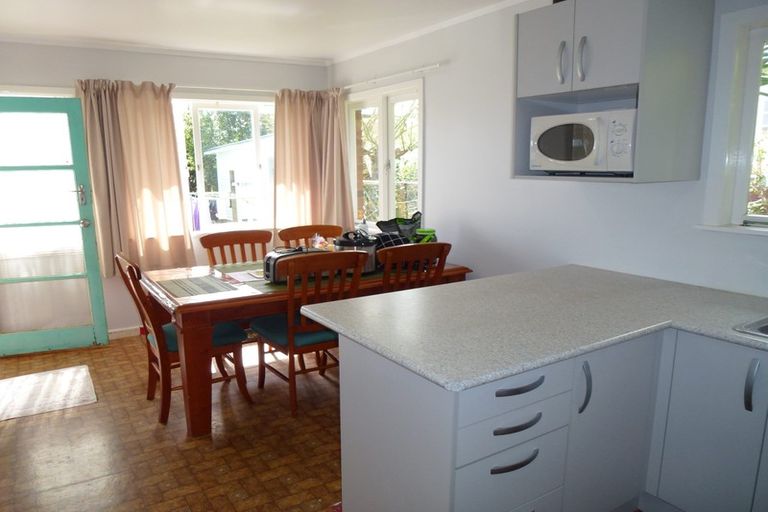 Photo of property in 11 Sherwood Avenue, Te Atatu South, Auckland, 0610