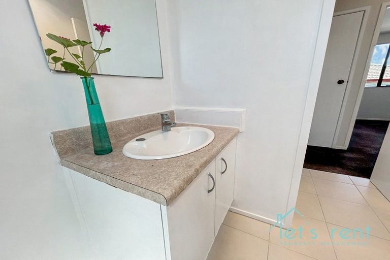 Photo of property in 18 Halloran Place, Massey, Auckland, 0614