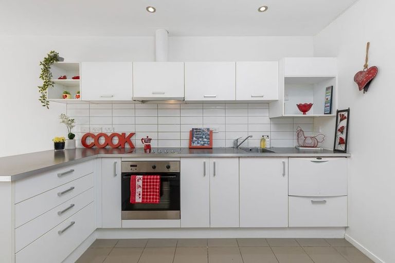 Photo of property in 4a/60 Masons Road, Oteha, Auckland, 0632