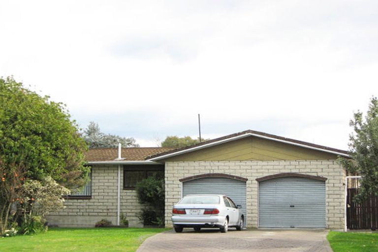 Photo of property in 18 Sutton Avenue, Clive, 4102