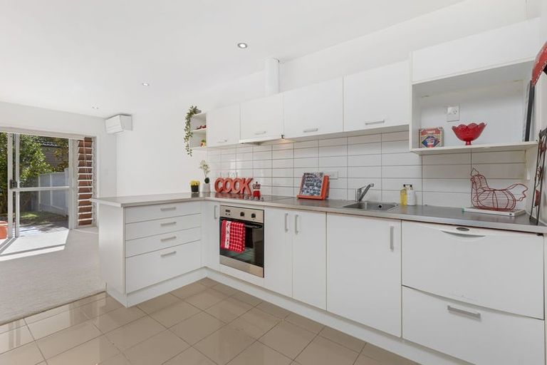 Photo of property in 4a/60 Masons Road, Oteha, Auckland, 0632