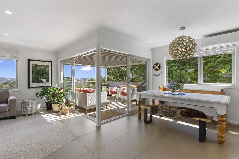 Photo of property in 2/46 Sunset Road, Unsworth Heights, Auckland, 0632