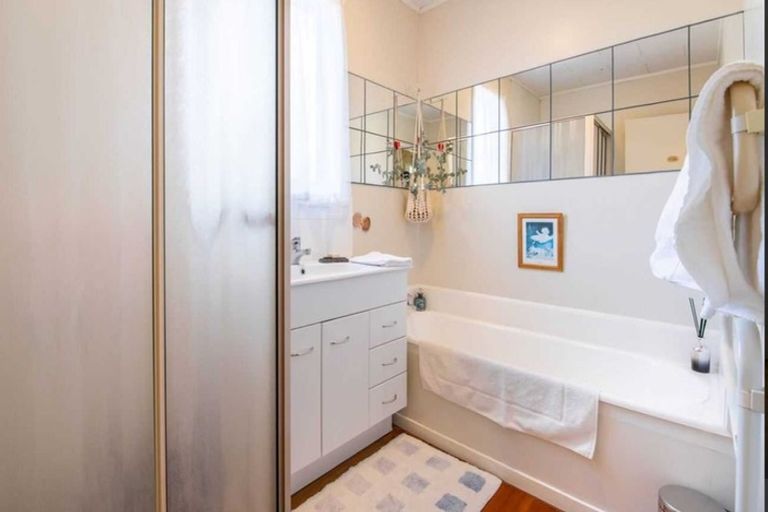 Photo of property in 23 Finlow Drive, Te Atatu South, Auckland, 0610