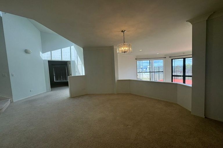 Photo of property in 1 Capistrano Mews, Goodwood Heights, Auckland, 2105