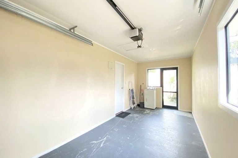 Photo of property in 67 Beach Road, Te Atatu Peninsula, Auckland, 0610