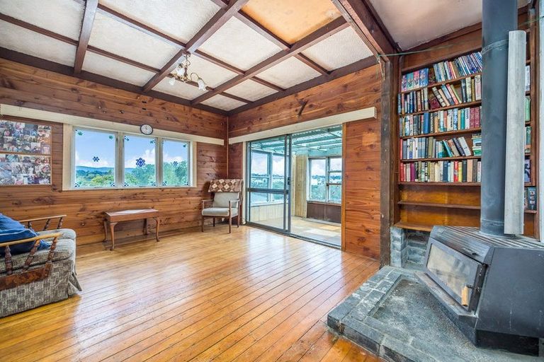 Photo of property in 10 Seymour Road, Sunnyvale, Auckland, 0612