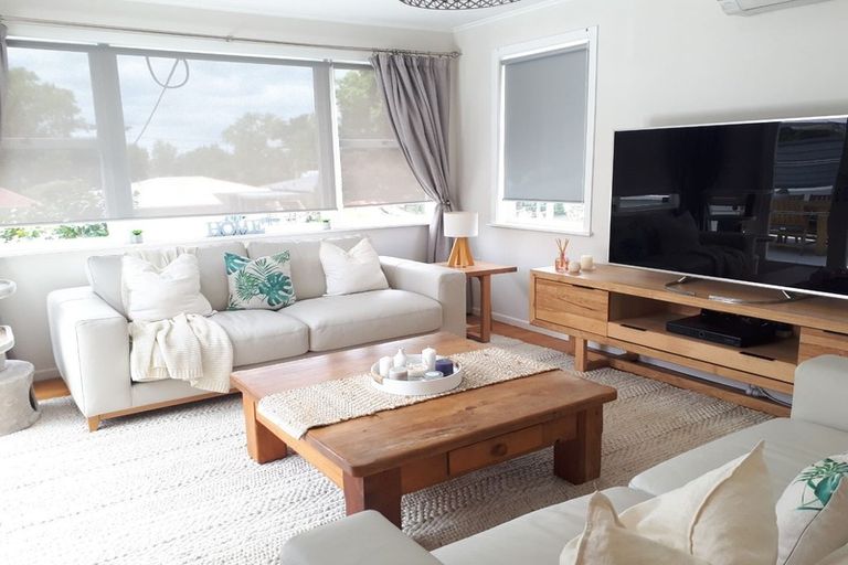 Photo of property in 15 Lowtherhurst Road, Massey, Auckland, 0614